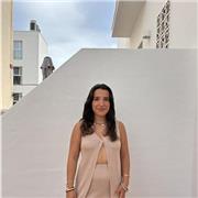Estudiante imparte classes de refuerzo a niños/niñas de primaria